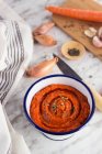 Salsa de tomate casera con ingredientes - foto de stock