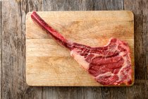 Beef Tomahawk Steak auf Holzbrett — Stockfoto