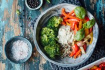Roasted paprika, broccoli, quinoa and hummus — Stock Photo