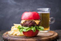 Burger au fromage et salade aux pommes, frites, bière — Photo de stock