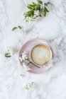 Tasse Kaffee und Kirschblüte — Stockfoto