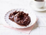 Лісові горіхи та кільця нуги, покриті шоколадом на десертній тарілці — стокове фото