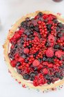 Пиріг з варенням та свіжою малиною, червоною смородиною та чорною смородиною — стокове фото