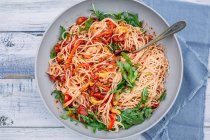 Espaguete com foguete, pimentão, tomate e abobrinha — Fotografia de Stock