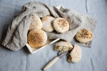 Spelt bread rolls on a linen cloth — Stock Photo