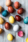 Яйца, окрашенные натуральными красками: синий - красная капуста, желтый - куркума, коричневый - красный лук, красный - свекла, светло-зеленый - шпинат, светло-коричневый - чай — стоковое фото