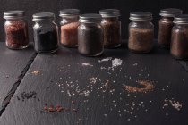 Vários tipos e cores de sal claro em frascos — Fotografia de Stock