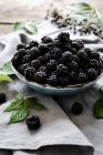 A small bowl of wild blackberries — Stock Photo