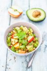 Salat mit Äpfeln, Sellerie, Avocado und Walnüssen — Stockfoto