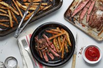 Steak de bœuf grillé aux légumes et épices — Photo de stock