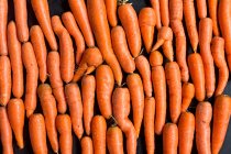 Морковь на черной поверхности — стоковое фото