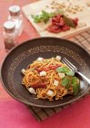 Espaguetis con tomates secos y queso feta - foto de stock