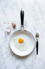Смажене яйце на сковороді, вид зверху — стокове фото