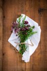 Un bouquet de romarin frais et d'origan — Photo de stock