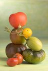 Une pile de tomates — Photo de stock