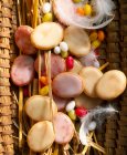 Застекленное лимонное и малиновое печенье в корзине с перьями на Пасху — стоковое фото