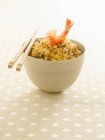 Arroz frito com camarões servido em tigela com pauzinhos — Fotografia de Stock