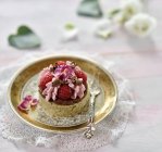 Веганський кекс з шоколадним ганашем, малиновим мусом, свіжою малиною, шоколадними завитками та сушеними пелюстками троянд — стокове фото
