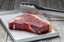 Vieilli sec cru T-bone steak — Photo de stock