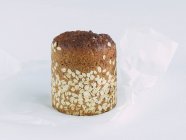 Pão de centeio integral sobre papel — Fotografia de Stock