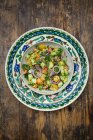 Tabbouleh (Couscous-Salat mit Tomaten, Gurken, roten Zwiebeln, Petersilie und Minze)) — Stockfoto