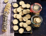 Sesamkekse gebacken und roh auf einem Drahtgestell — Stockfoto