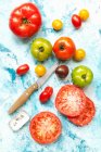 Tomates fraîches et basilic sur fond blanc — Photo de stock