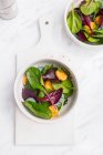 Gnocchi Salat in einer weißen Schüssel auf einem Marmortisch — Stockfoto