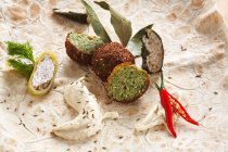 Pão chato oriental com falafel e húmus — Fotografia de Stock
