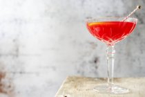Un cocktail Jack Rose à base de Lairds Apple Jack Brandy, grenadine et jus de citron — Photo de stock