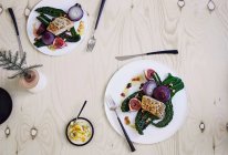 Putenbrust mit Grünkohlsalat, Feigen und gerösteten Zwiebeln — Stockfoto
