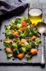 Brócolos e couves-de-bruxelas com abóbora — Fotografia de Stock