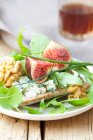 Snack with rocket, roquefort cheese, walnuts and figs — Stock Photo
