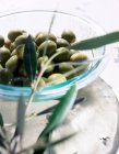 Olive verdi in piatto di vetro — Foto stock