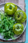 Tomates Kiwi y ramitas de cilantro - foto de stock