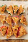 Sandwiches italianos sobre papel de hornear - foto de stock