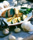 Hühnerbrust mit Salbei und Knoblauch auf Tisch im Freien — Stockfoto