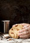 Руки формують рисовий хліб тісто з фініками в хліб — стокове фото