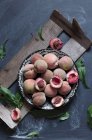 Свежие персики на тарелке — стоковое фото