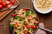 Ziti mit Wurst, Mais, Brokkoli und Tomaten — Stockfoto