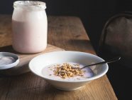 Iogurte com muesli, tiro de perto — Fotografia de Stock