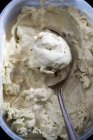 Крупный план вкусного веганского мороженого с мюсли — стоковое фото
