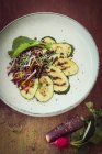 Скибочки гриль з сочевичним салатом — стокове фото