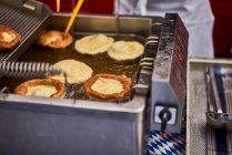 Donuts bávaros en una freidora - foto de stock