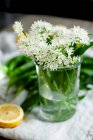 Wild garlic flowers in a glass jar — Stock Photo