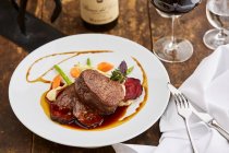 Filetsteak und Ochsen auf Selleriepüree, serviert mit Rotwein — Stockfoto