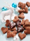 Рождественское печенье в форме сердца и фигурка оленя — стоковое фото