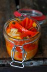 Італійські Pickled Peppers in a Jar на сільському тлі деревини — стокове фото