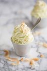 Avocado gelato morbido servire — Foto stock