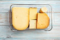 Verschiedene Käsesorten: Gouda, Comte, Greyerzer, Parmesan in Glasschale — Stockfoto